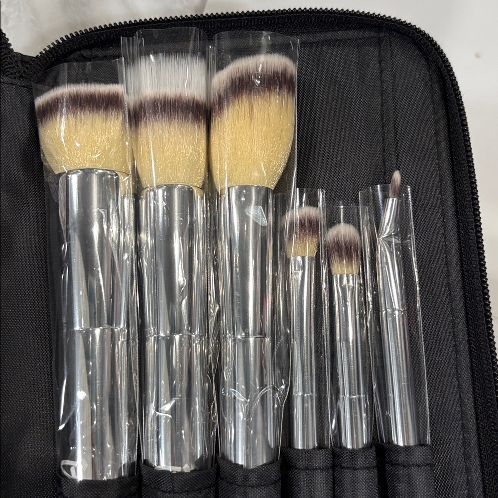 NEW "It" 6-piece Make-up Brush Set - Picture 5 of 5